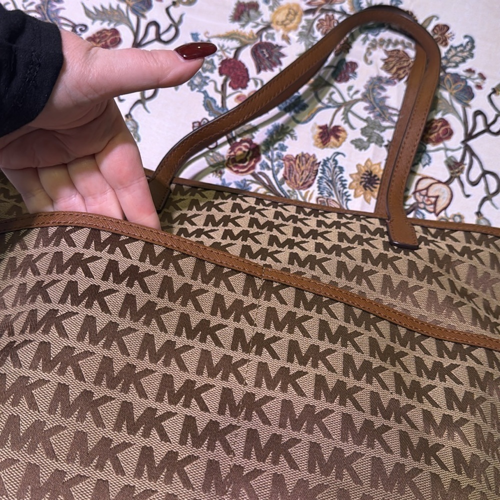 MICHAEL KORS Canvas Tote with Multiple Pockets and Gold Hardware EUC - Picture 6 of 13